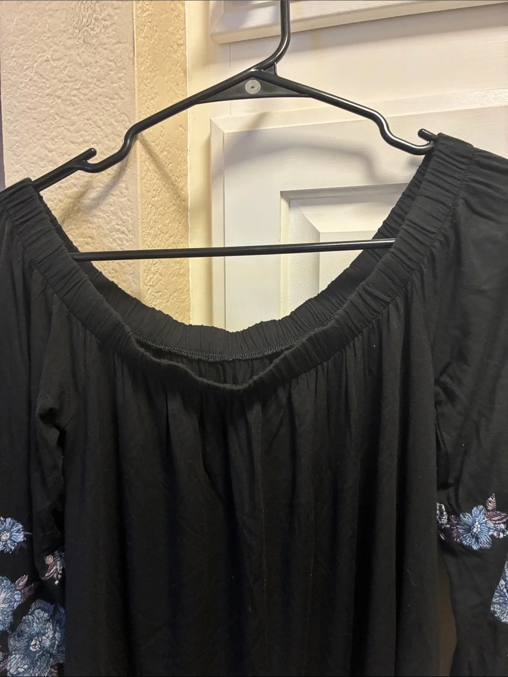 3 for $15 🦋🦋 American Eagle Outfitters off-the-shoulder top w/ floral embroidery